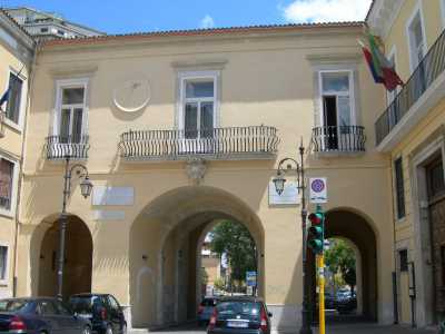 Di ritorno dalla guerra, tuttavia, trova molte citt� pugliesi passate dalla parte del Papa "nemico", tra cui Foggia, che Federico aveva arricchito di maestose residenze e porte, di cui oggi resta la Porta Arpana (foto di Francesco Interman)